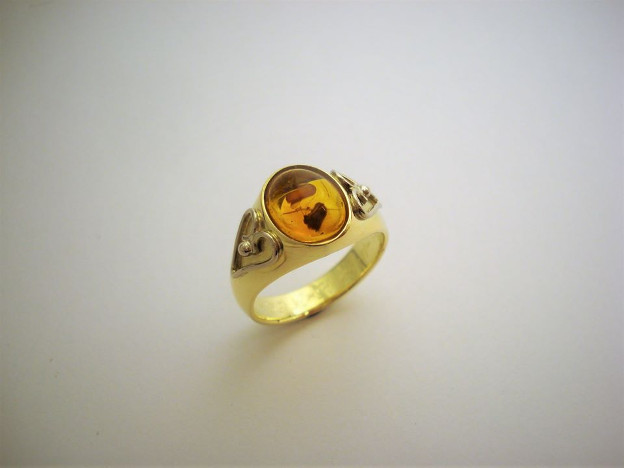 Gouden ring met barnsteen en witgouden elementjes